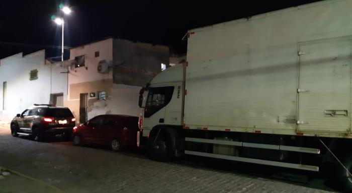 PRF recupera caminhão com eletrodomésticos roubados e liberta motorista feito de refém por suspeitos
