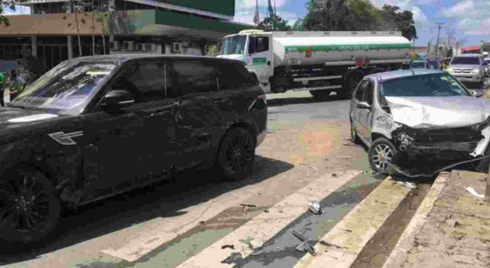 Acidente envolvendo dois carros deixa trânsito lento em Caruaru, no Agreste
