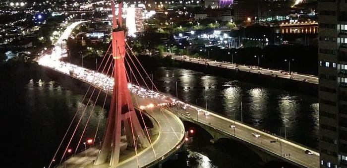 Manifestantes fecham trânsito na Ponte Paulo Guerra, no Pina, Recife
