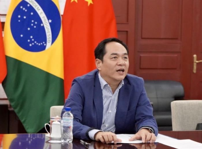 Embaixador da China anuncia chegada de 100 respiradores a Brasília