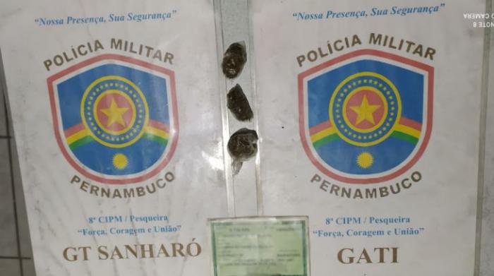 Polícia apreende entorpecente em Sanharó; elemento foi levado para a delegacia junto com o material