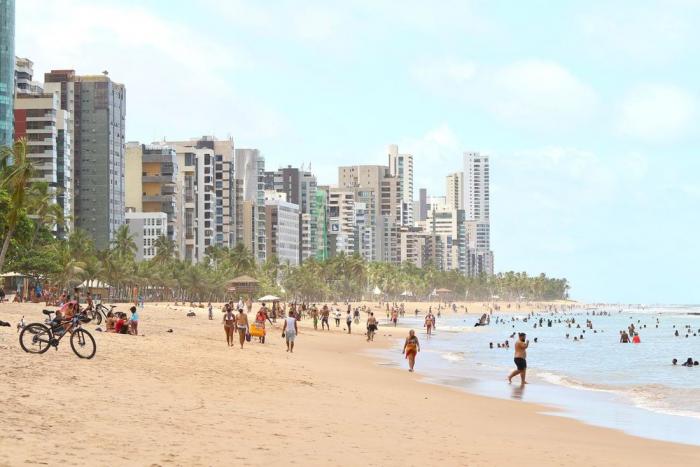 Movimento moderado nas praias do Recife, neste domingo (4) de feriadão