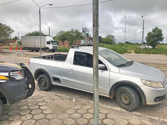 Motorista sem habilitação é preso com caminhonete roubada em Caruaru