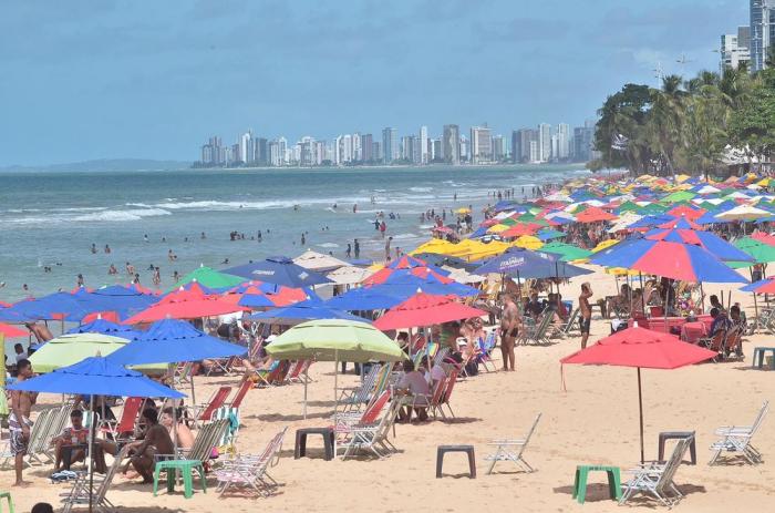 Domingo de sol atrai visitantes à praia de Boa Viagem e ao Bairro do Recife