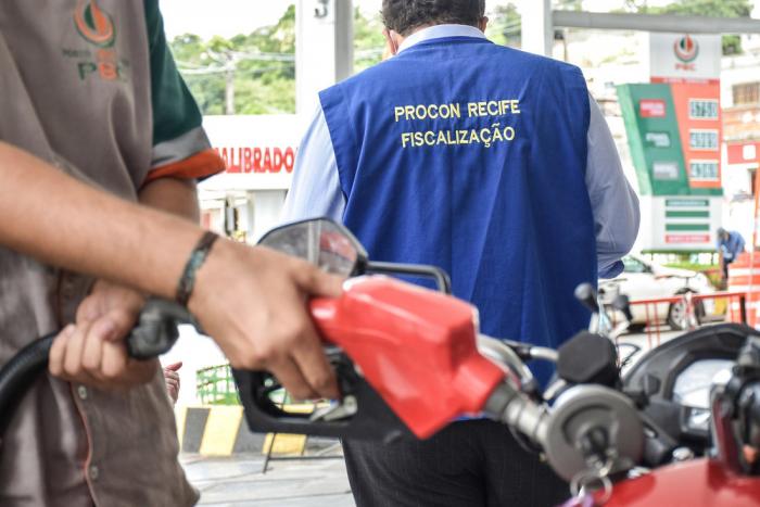 Procon Recife autua posto de gasolina na Avenida Beberibe