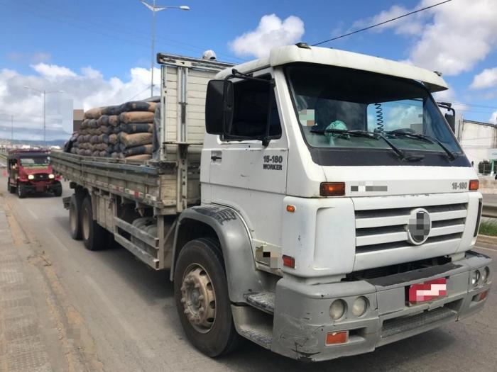 Caminhão que transportava 13 toneladas de cimento sem nota fiscal é retido pela PRF em Caruaru