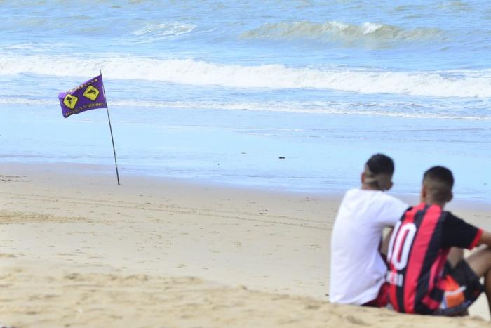 Após dois incidentes com tubarão em 15 dias, trecho de praia em Piedade é interditado para banho