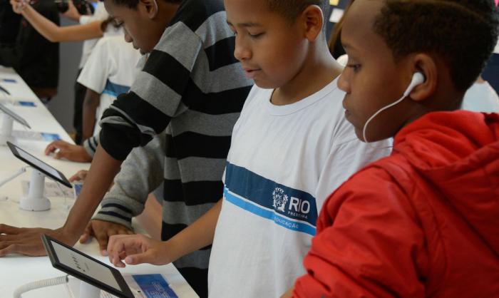 Alunos de escolas públicas vão receber leitores digitais para aprender história do Brasil