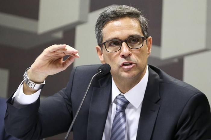 Campos Neto: Petrobras eleva preço ‘muito rápido’ e Selic vai ‘aonde precisar’