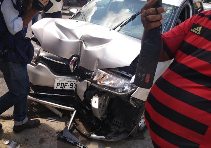 Morre homem preso após roubar carro segurando criança e bater veículo em poste, no Recife