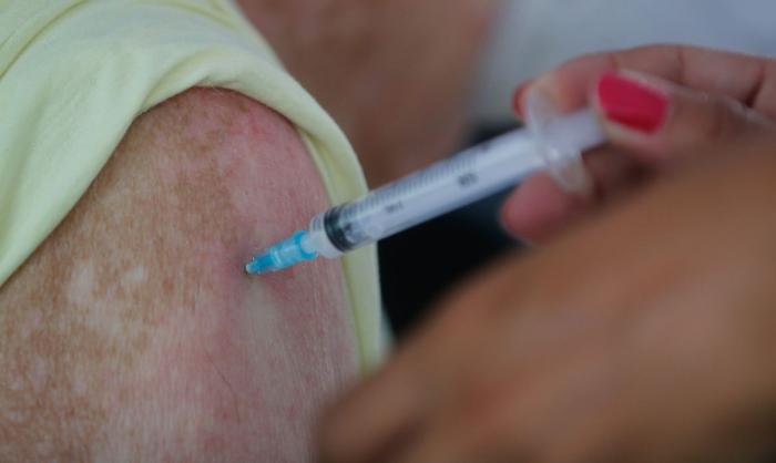 Ministério da Saúde aumenta vacinação de reforço para idosos acima de 60 anos
