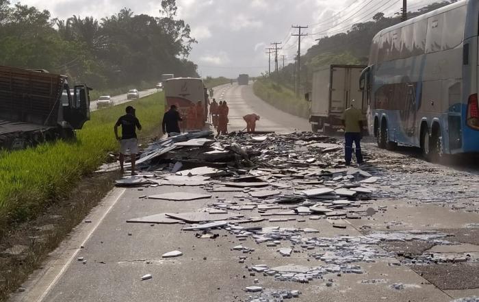 Caminhão tomba na BR-232 e carga de mármore cai na pista; acidente aconteceu em Moreno