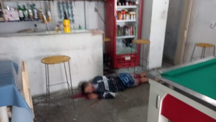 Homem é assassinado e dono de bar ferido por bala em Caruaru