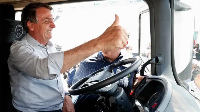 Bolsonaro anuncia benefício a caminhoneiros