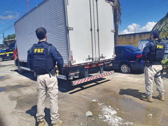 PRF recupera caminhão roubado em Vitória de Santo Antão, PE