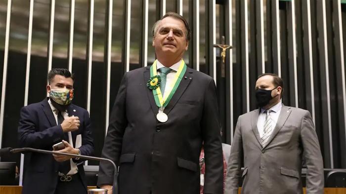 Bolsonaro recebe a mais alta honraria da Câmara