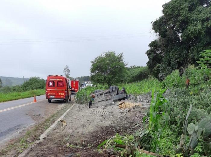 Garanhuns: Caminhão tomba na BR-424 e motorista morre