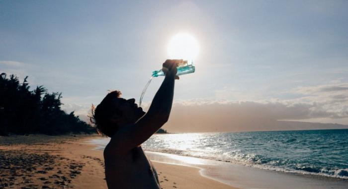 Beber água e se manter hidratado é ainda mais importante no verão