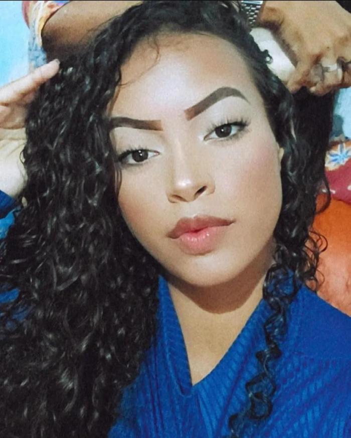 Cantora de 18 anos morre após kombi colidir com carro na PE-22, em Paulista