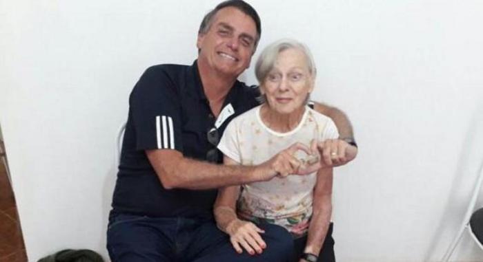 Bolsonaro volta ao Brasil para velório e enterro da mãe