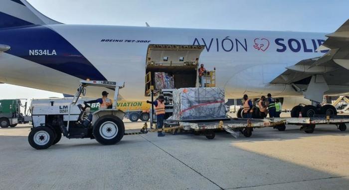 Avião com terceiro lote de vacinas infantis desembarca no Brasil