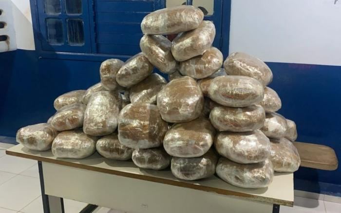 Homem é preso suspeito de transportar 66 kg de maconha na PE-360, em Serra Talhada