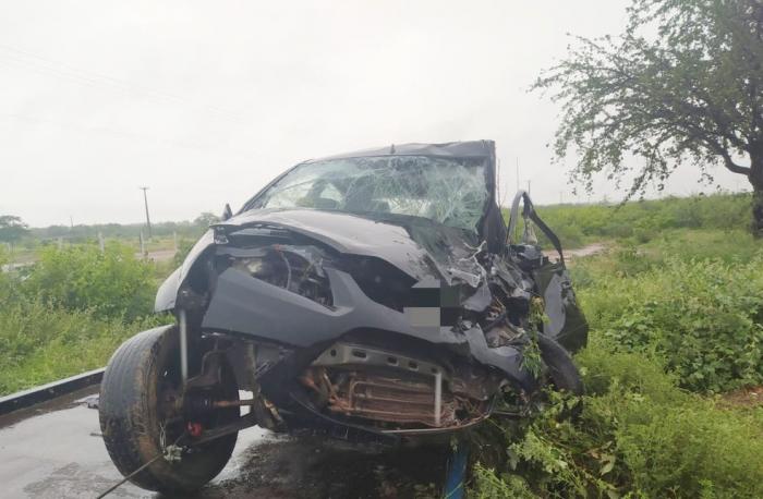 Motorista de carro morre após colisão com caminhonete na BR-428 em Petrolina