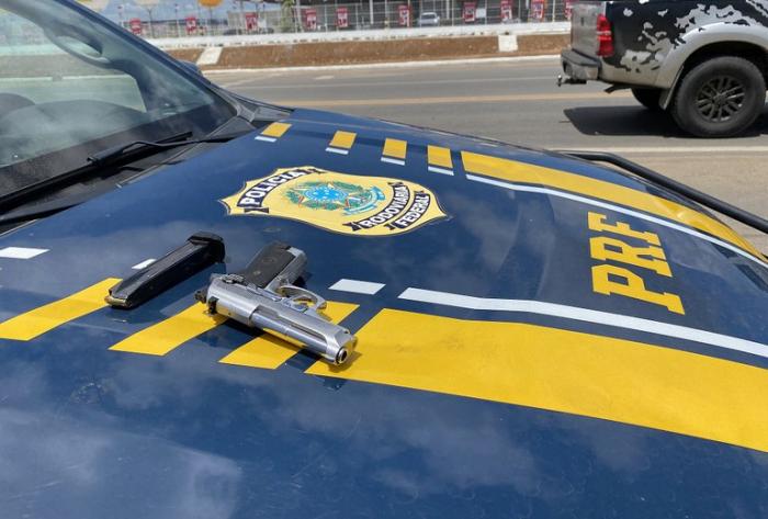 PRF detém homem com pistola municiada na BR 407, em Juazeiro