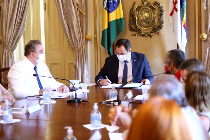Governador de Pernambuco anuncia reajuste para servidores estaduais