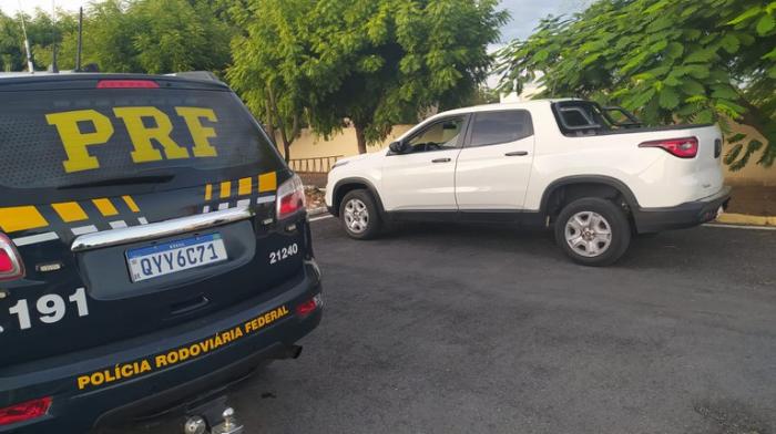 PRF e PM recuperam em Juazeiro carro roubado de locadora de Salgueiro