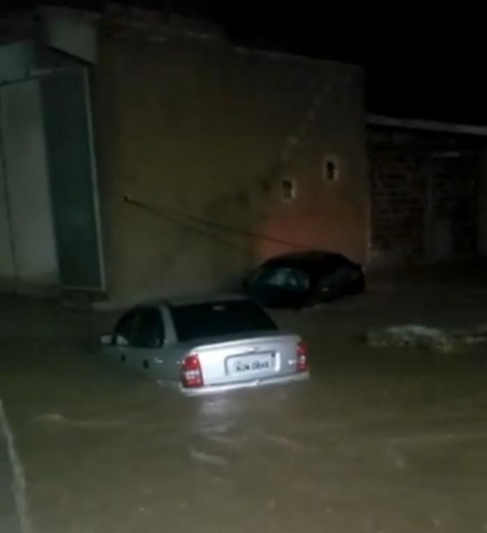 Fortes chuvas deixam ruas alagadas em Serra Talhada