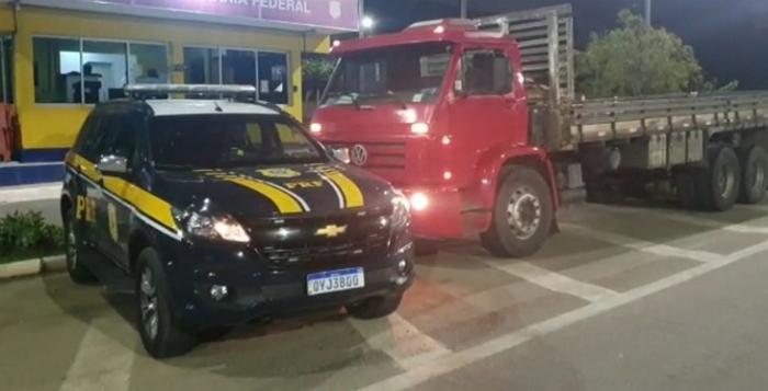 Caminhão roubado em Pesqueira foi recuperado pela PRF em Venturosa