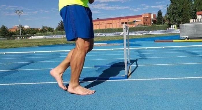 Correr descalço traz benefícios ao corpo e pode diminuir lesões, garante especialista
