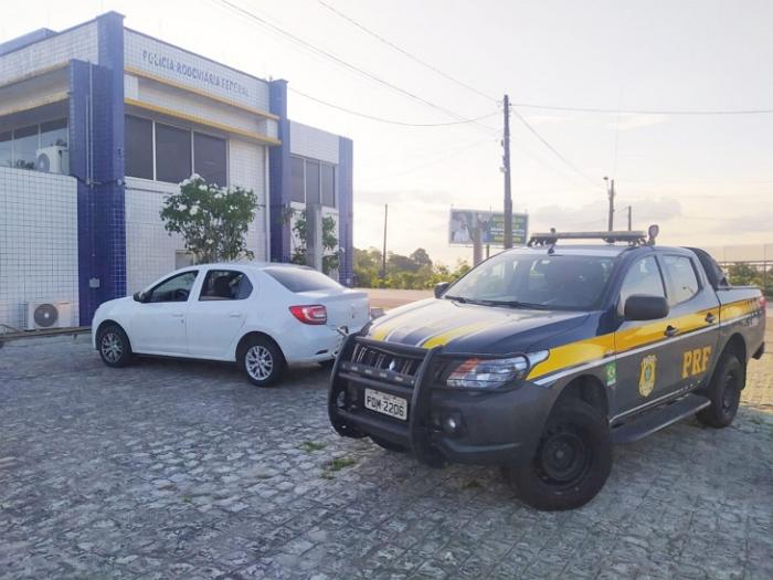 Motorista de aplicativo é detido pela PRF por suspeita de apropriação indébita, em Gravatá