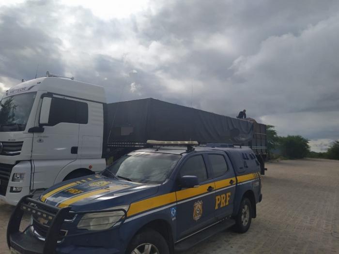 Caminhões transportando madeira irregular foram apreendidos em Sertânia