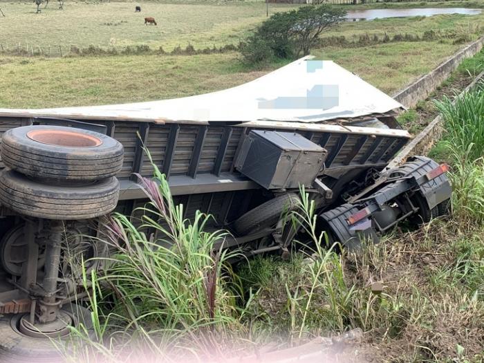 Caminhão tomba na BR-423, em Paranatama; motorista saiu ileso