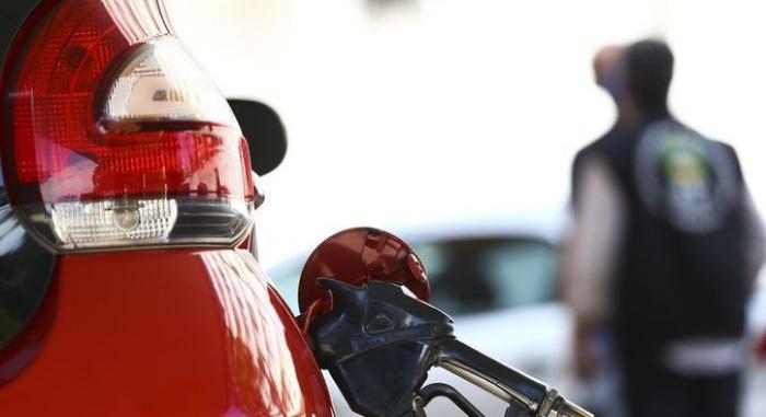 Preço médio da gasolina nos postos volta a subir e chega a R$ 7,28, novo recorde 