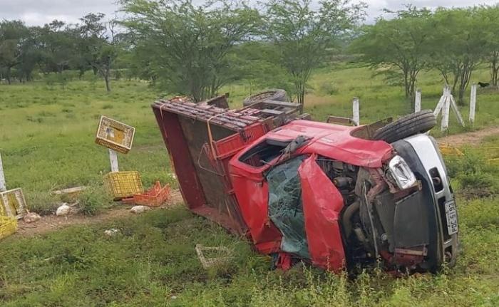 Acidente: Caminhão capota e motorista morre na PE-193, em São Bento do Una