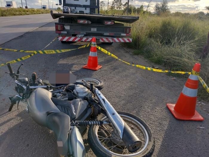 Idoso morre após bater a moto que conduzia em caminhão na BR-232, em Gravatá