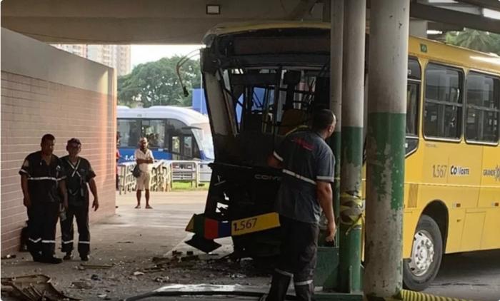Ônibus colide em estrutura da plataforma do Terminal Integrado Pelópidas Silveira, em Paulista