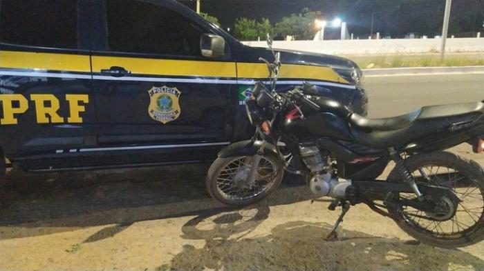 Motociclista inabilitado é detido com moto roubada, em Petrolina