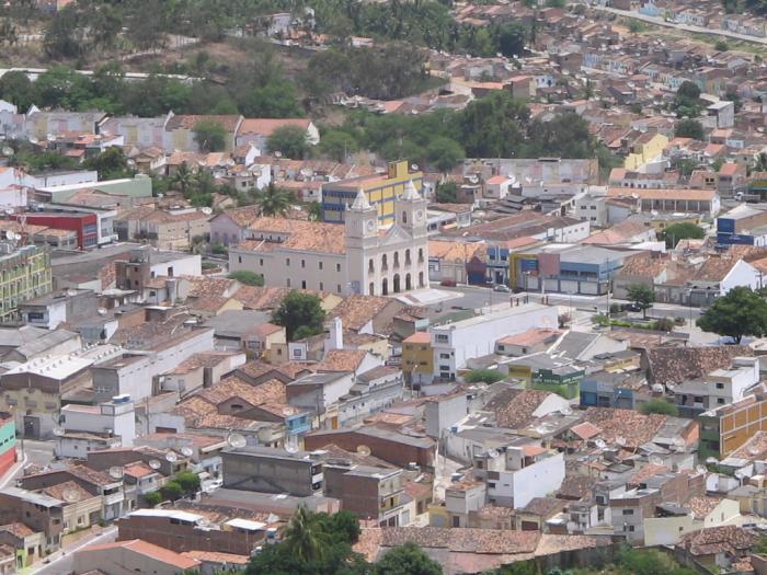 Auxílio emergencial manteve economia ativa em municípios mais pobres, diz estudo da UFPE