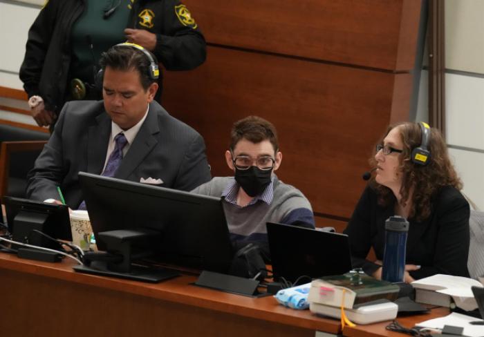 Procuradoria defende pena de morte para autor de tiroteio em escola na Flórida
