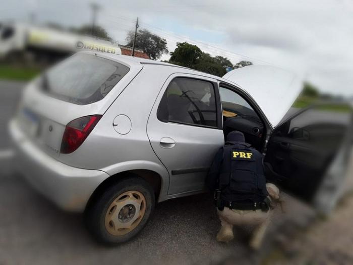Polícia Rodoviária Federal recupera veículo roubado, em Gravatá