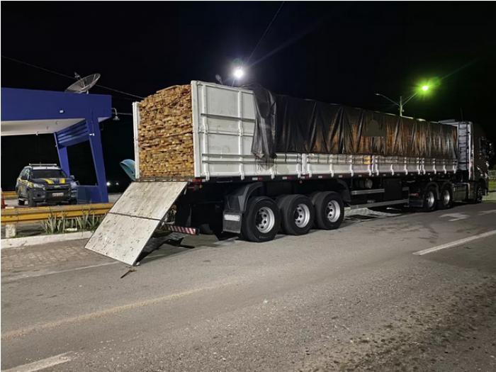 PRF apreende carga de 36,5 m³ de madeira ilegal na BR-232, em Sertânia