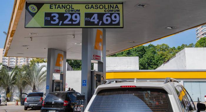 Gasolina cai mais 5,1% e preço vai a R$ 5,25, menor valor em 18 meses