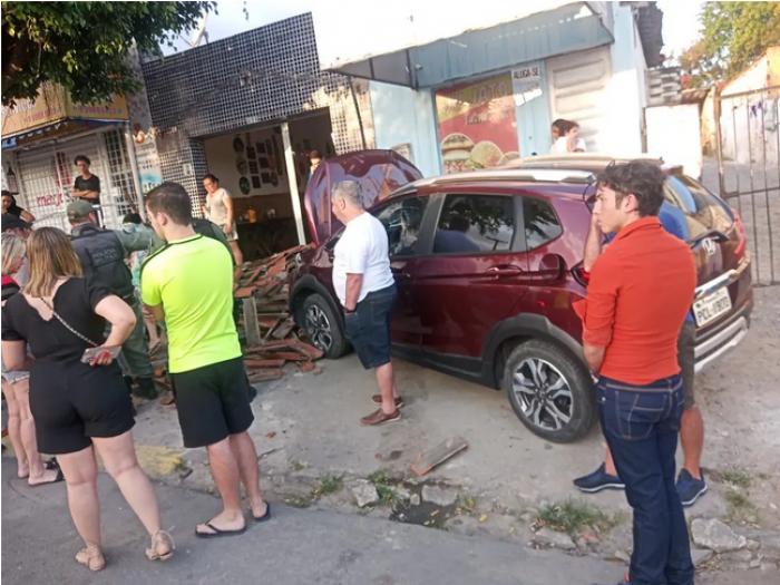 Quatro homens ficam feridos após carro bater em poste e atingir bar em Gravatá