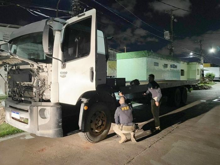 PRF recupera caminhão roubado na zona oeste do Recife