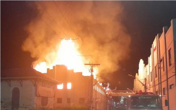 Fogos de artifício lançados por apoiadores de Lula atingem prédio da antiga fábrica de peixe e causam incêndio em Pesqueira