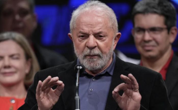 Livrado pelo STF, Lula volta a cena do crime de novo